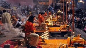 Ceremonia vespertina de Aarti en el río Ganges